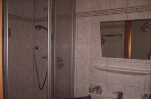 Bathroom - Bio-Ferienbauernhof "Zirmhof" (Fendels)