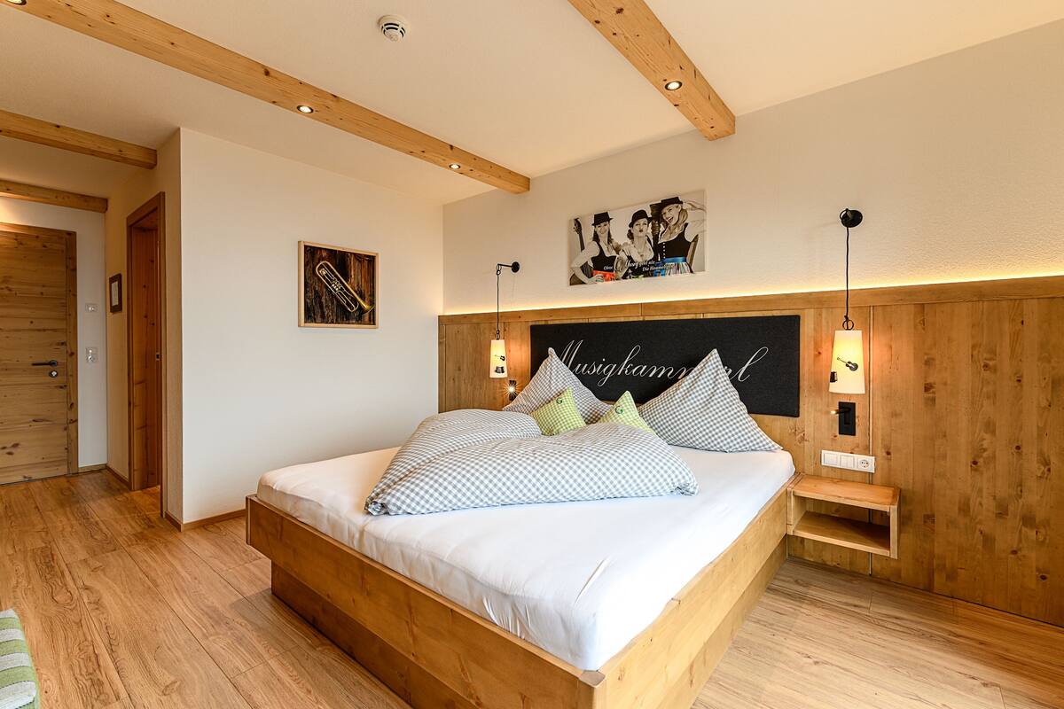 Doppelzimmer (Musigkammerl) | Schreibtisch, laptopgeeigneter Arbeitsplatz, Verdunkelungsvorhänge