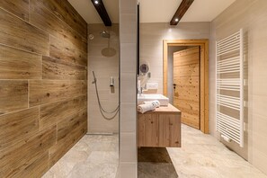 Habitación doble (Selchkammerl) | Baño | Artículos de higiene personal gratuitos, secador de pelo y toallas