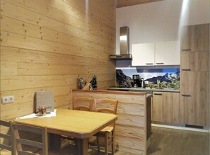 Căn hộ, 2 phòng ngủ | Khu vực ăn uống tại phòng