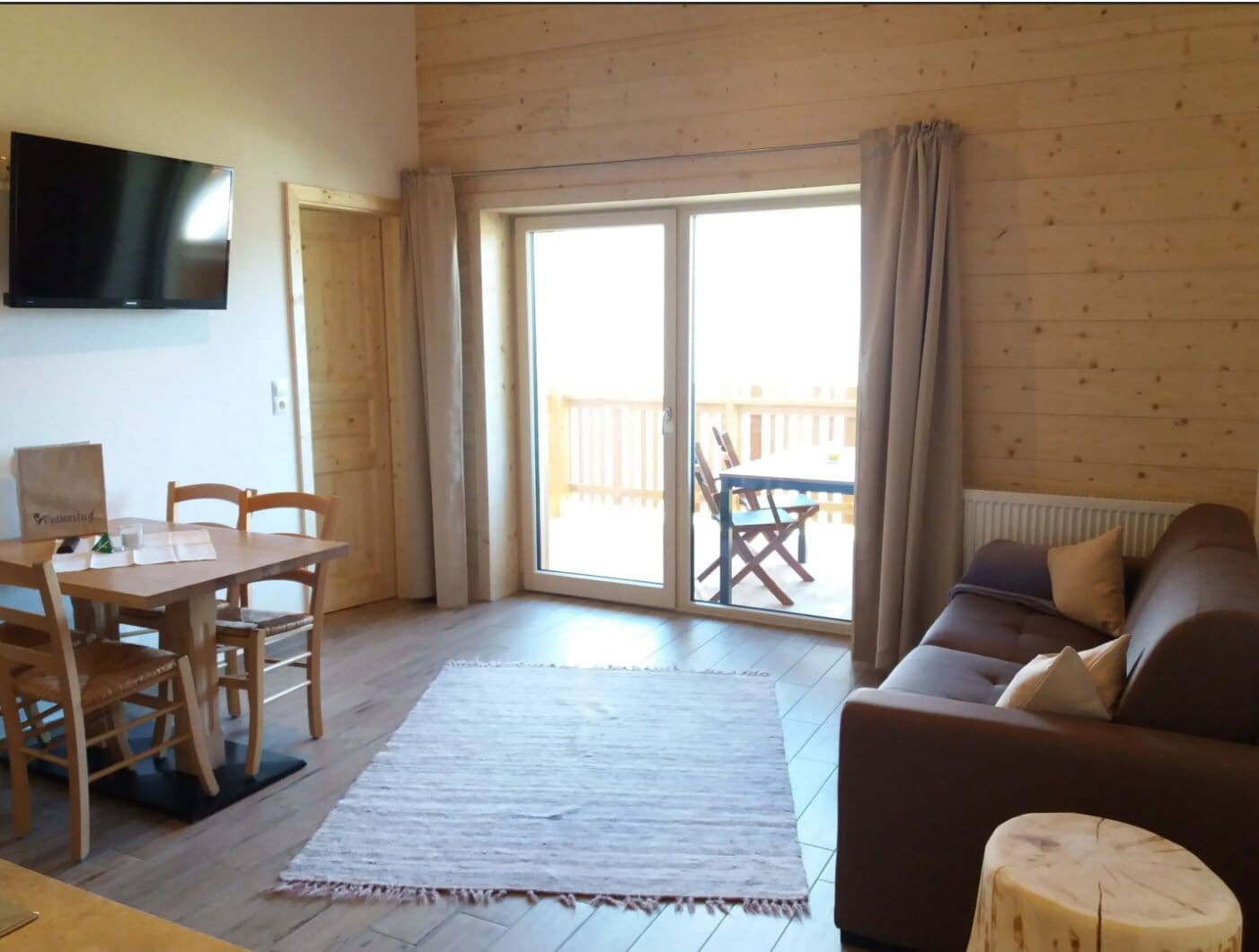 Apartment, 2 Schlafzimmer | Wohnbereich | Flachbildfernseher