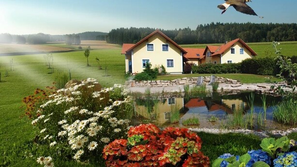 Una casa con uno stagno e fiori in primo piano.