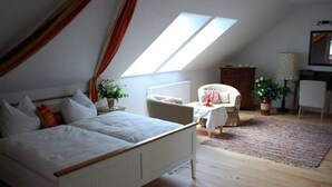 Una camera da letto con un letto, una scrivania, una sedia e una finestra vista.