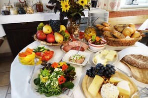 Free buffet breakfast 