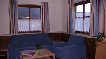 Apartment, 2 Bedrooms | In-room dining