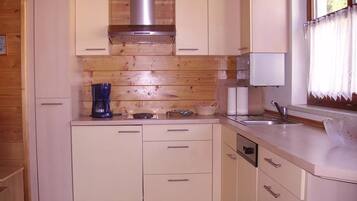 Fridge, oven, stovetop, coffee/tea maker