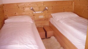 Free cots/infant beds, free WiFi, bed sheets - Wolf's Revier (Gaming)