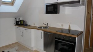 Apartment (Kleiner Oetscherbaer) | Private kitchen | Coffee/tea maker, fridge, microwave, oven