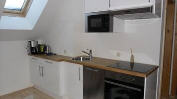 Apartment (Kleiner Oetscherbaer) | Private kitchen | Fridge, microwave, oven, stovetop