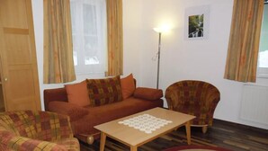 Apartment (Kleiner Oetscherbaer) | Living room | Flat-screen TV