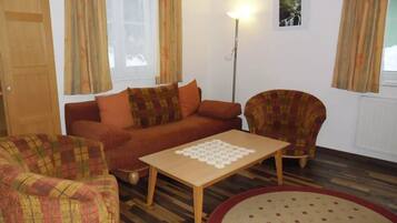 Apartment (Kleiner Oetscherbaer) | Living room | Flat-screen TV