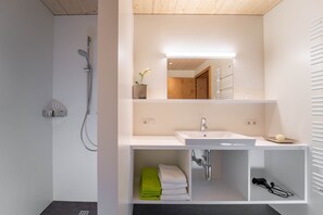 Appartamento, balcone | Bagno | Doccia, set di cortesia gratuito, asciugacapelli, asciugamani