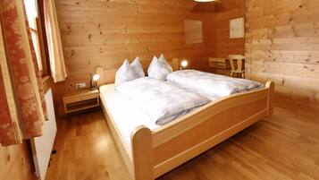 Tempat tidur bayi (biaya tambahan), Wi-Fi gratis, dan seprai linen