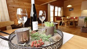 TV layar datar dan meja tenis meja