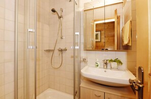 Shower, slippers, towels - Haus Albrecht (Schoppernau)