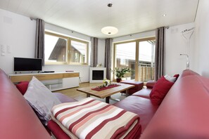 Apartment, 3 Schlafzimmer, Balkon | Wohnbereich