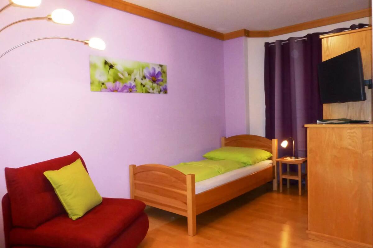 Single Room | Cribs (free), WiFi (free), bed sheets