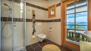 Estudio (Bergpanorama) | Baño | Regadera y toallas 