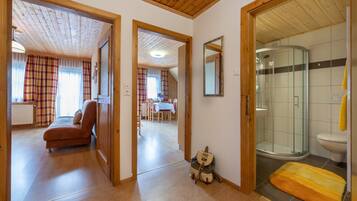 Apartment, 2 Schlafzimmer, Balkon (Glantal) | Wohnbereich | Flachbildfernseher, Tischtennisplatte