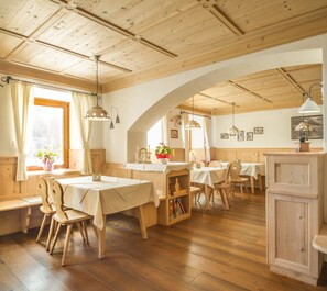 Daily buffet breakfast (EUR 17 per person) - Ferienhof Neusacher Moser (Weissensee)