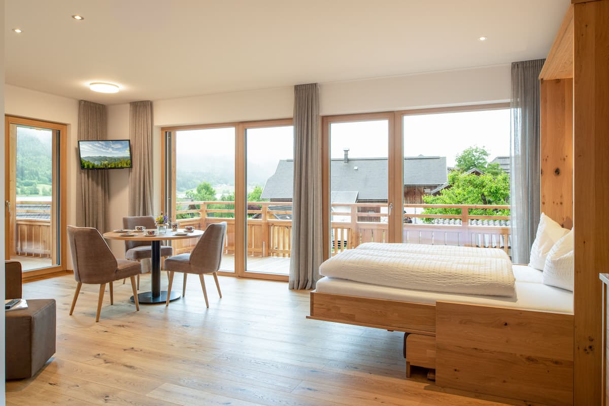 Appartement, 2 slaapkamers, sauna (Bergnelke) | Woonruimte | Een flatscreentelevisie en een tafeltennistafel