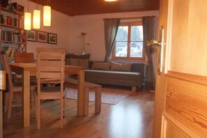 Appartamento, 2 camere da letto, balcone (Apfelbaum) | Area soggiorno | TV a schermo piatto, tavolo da ping pong