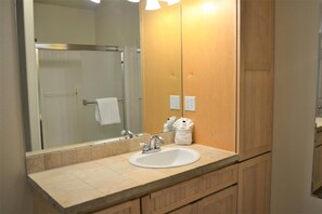 聯排別墅, 多張床 (2339 S Edgewood) | 浴室 | 洗頭水、廁紙