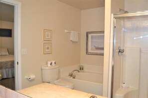 Townhome - flera sängar (2339 S Edgewood) | Badrum | Schampo och toalettpapper