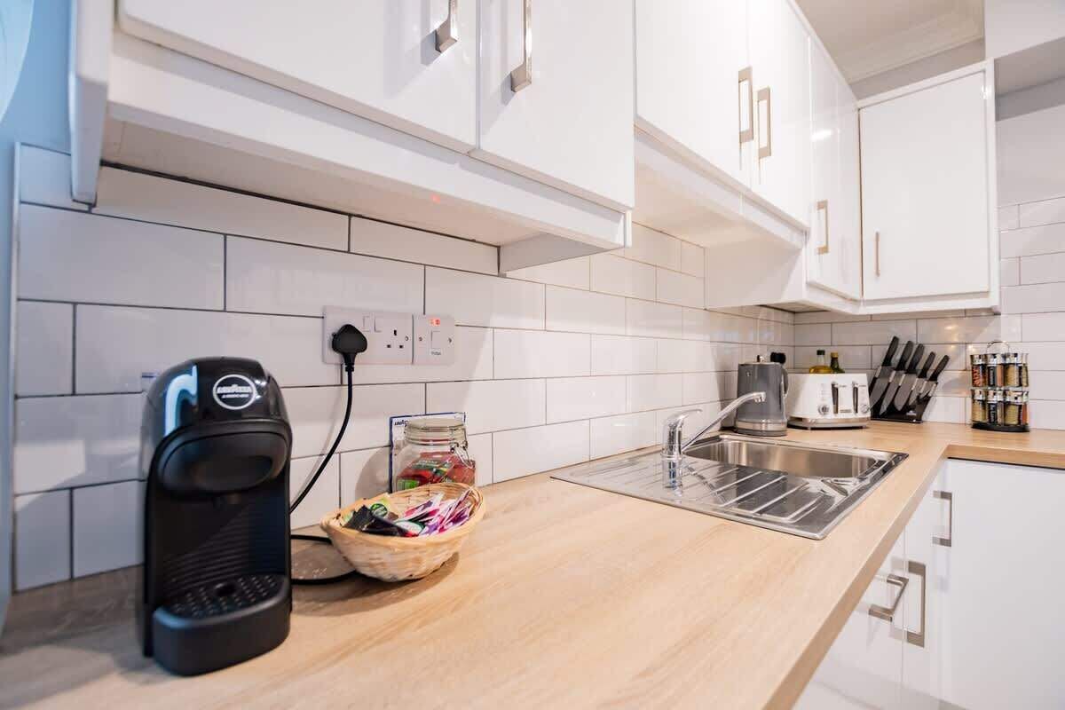 Jääkaappi, mikroaaltouuni, uuni, liesi