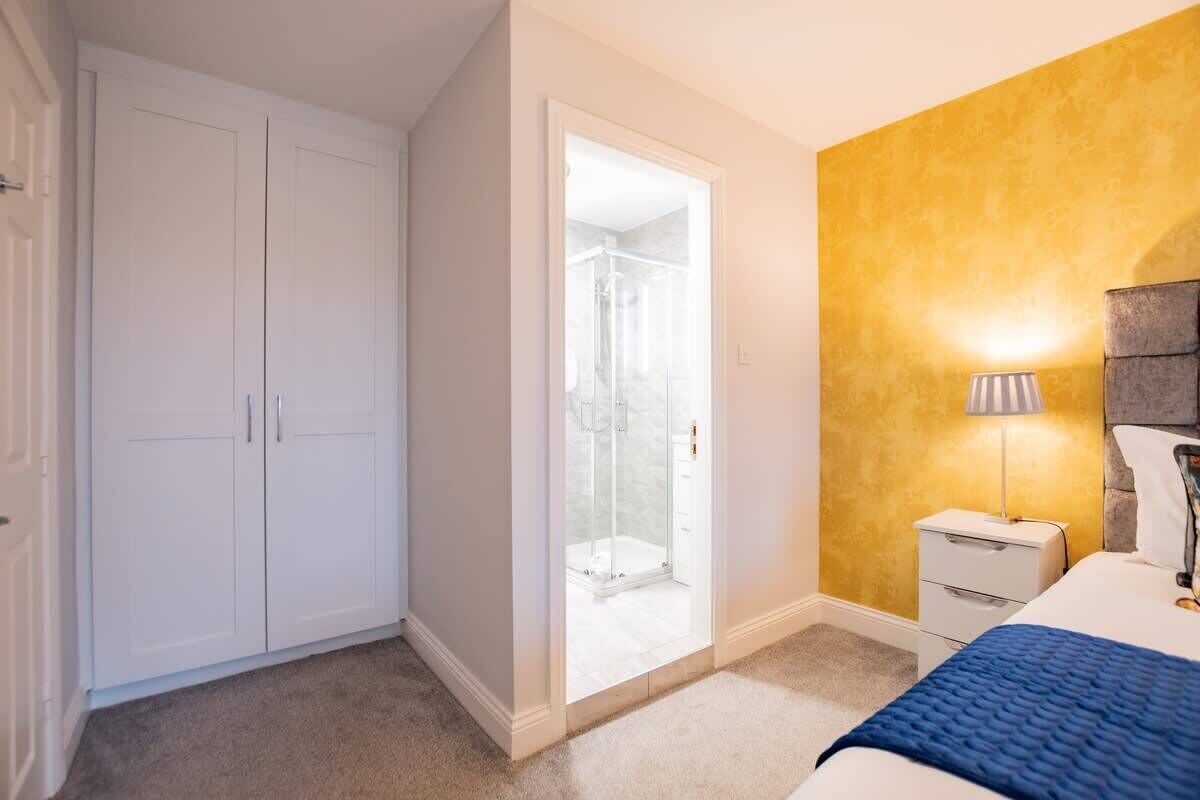 2 makuuhuonetta, silitysrauta/-lauta, vauvan matkasänky, Wi-Fi