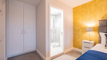 2 makuuhuonetta, silitysrauta/-lauta, vauvan matkasänky, Wi-Fi