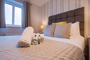 2 عدّة غرف نوم ومكواة/لوح كي وسرير سفر وواي فاي