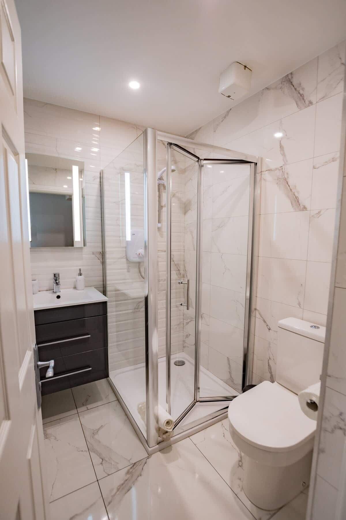 Dusj, hårføner, håndklær og såpe