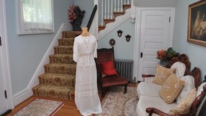 Huis, meerdere bedden (580 Russell Place) | Woonkamer | Een open haard