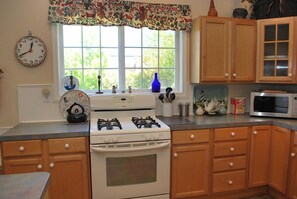 House, Multiple Beds (94 S Cottage #3) | Private kitchen | Paper towels - 94 S Cottage #3 (Gearhart)