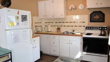 Rumah, Beberapa Tempat Tidur (430 13th Ave) | Dapur pribadi | Bumbu dan tisu