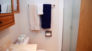 Huis, meerdere bedden (719 N Downing) | Badkamer | Shampoo, toiletpapier