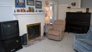 独立别墅, 多张床 (719 N Downing) | 客厅 | 壁炉