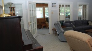 独立别墅, 多张床 (719 N Downing) | 客厅 | 壁炉