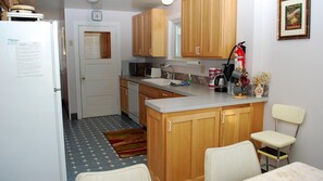 Huis, meerdere bedden (719 N Downing) | Privékeuken | Kruiden, keukenrol