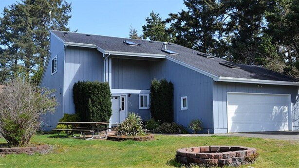 Unclassified image, 1 of 26, button - 652 4th St (Gearhart)