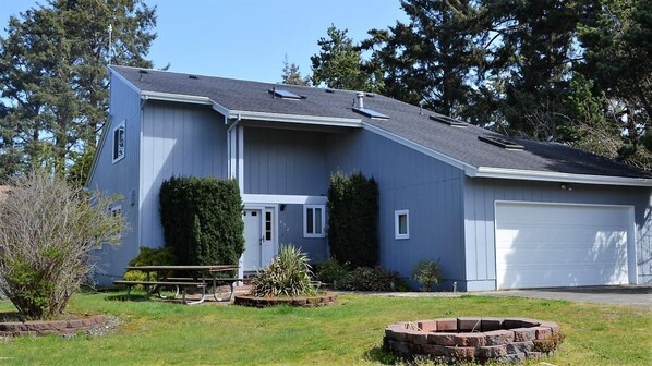 House, Multiple Beds (652 4th St) | Exterior