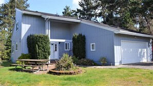 Unclassified image, 3 of 26, button - 652 4th St (Gearhart)