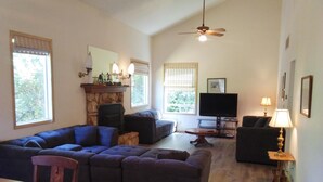 Unclassified image, 5 of 26, button - 652 4th St (Gearhart)