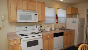 Maison, plusieurs lits (1860 Beach Dr. #2) | Cuisine privée