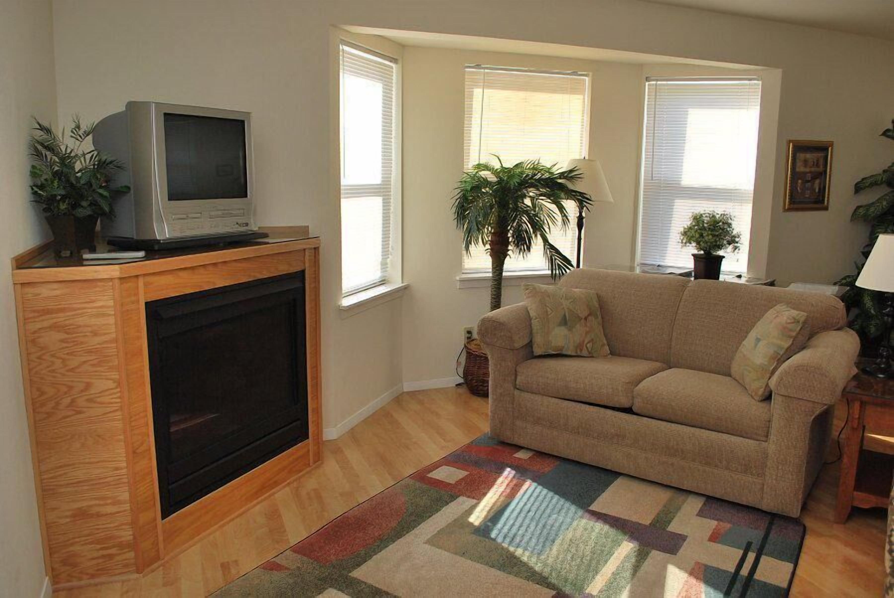 House, Multiple Beds (1860 Beach Dr. #2) | Living room | Fireplace