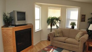 Maison, plusieurs lits (1860 Beach Dr. #2) | Salle de séjour