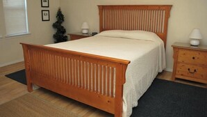 Huis, 2 queensize bedden (1860 Beach Drive #1)
