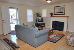 Casa, 2 camas Queen size (1860 Beach Drive #1) | Sala de estar | Chimenea 