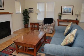Casa, 2 camas Queen size (1860 Beach Drive #1) | Sala de estar | Chimenea 